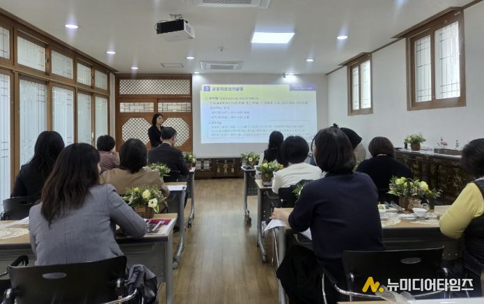 명예공중위생감시원들이 27일 안산시행복예절관에서 직무교육을 듣고 있다.