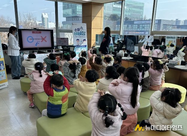 미취학 아동들이 25일 상록수보건소 구강보건실에서 '이튼튼구강건강교실'에 참여하고 있다.