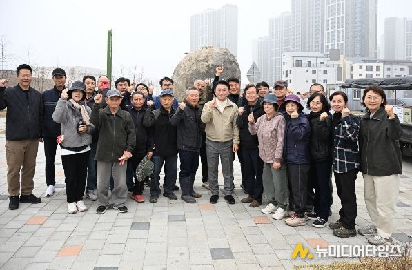 의정부시는 3월 28일 산곡동 독바위문화공원(산곡동 795번지)에서 자원봉사자들과 함께 수국 식재를 진행했다.