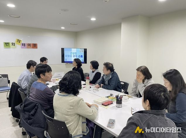 안양시공익활동지원센터는 27일 한국NPO스쿨과 협약을 체결하고 변화의 테이블 운영에 나섰다