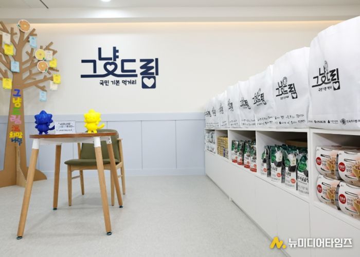 2월부터 리모델링 중인 화성특례시 나래울복지관 '그냥드림'의 내부 모습. 서연이음터‘코리요 모형’, 목공 시민프로젝트 통한 ‘의자’ 등을 기부받았다.