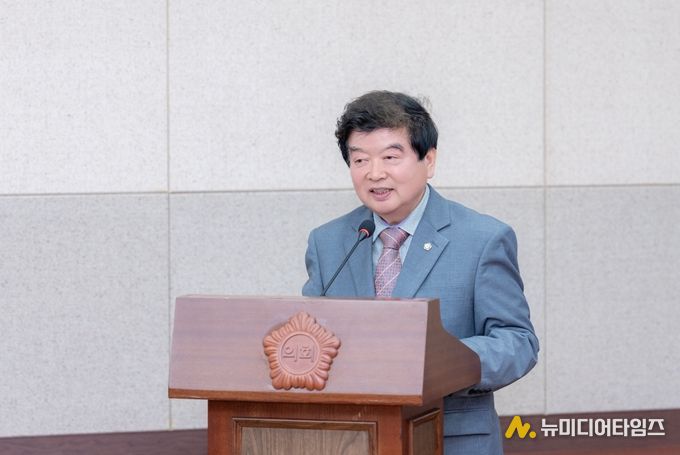 강남구의회 이동호 의원이 제333회 임시회 경제도시위원회 회의에서 조례 제정을 제안하고 있다.