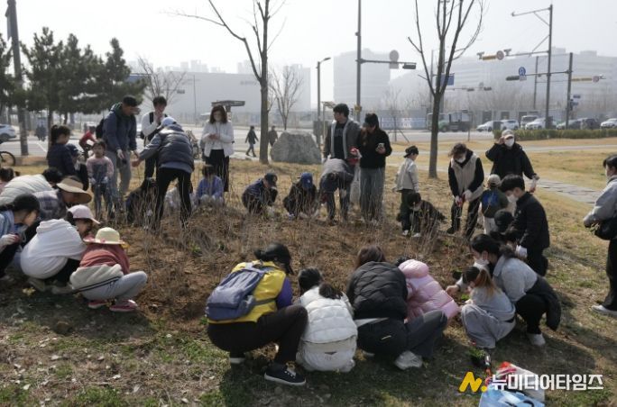 시흥시 배곧2동, 봄맞이 소망나무 심기 행사 진행