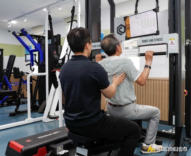 사근 스마트헬스케어센터에서 어르신이 건강 관리를 받는 모습