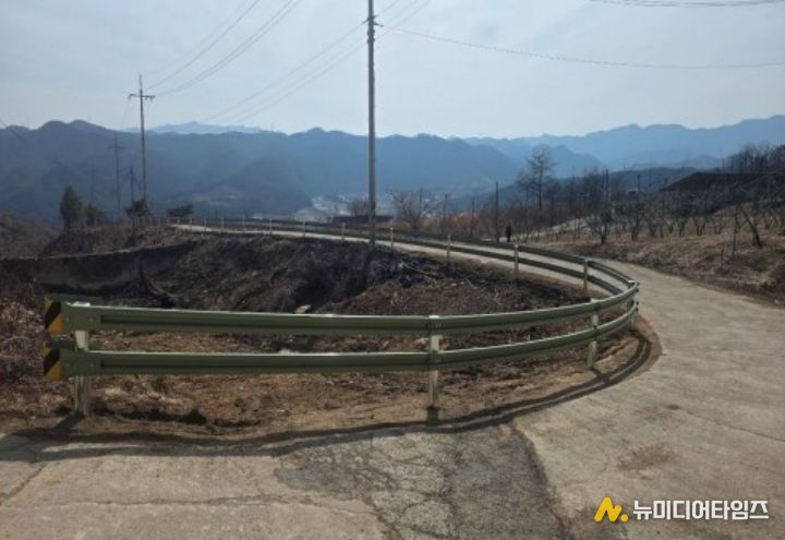 영덕군이 차량 안전사고 예방을 위해 산불 발생 지역에 철제 가드레일을 설치했다.