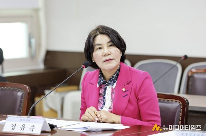 안산시의회 김유숙 의원이 지난 24일 제2상임위원실에서 열린 제302회 임시회 기획행정위원회에서 자신이 대표 발의한 ‘안산시 농어업작업안전재해 예방 및 지원에 관한 조례안’에 대해 설명하고 있다.