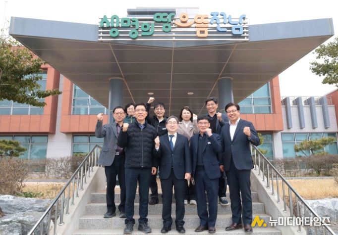 강상구 나주시장 권한대행(가운데)이 지난 24일 전라남도 종자관리소를 방문해 종자 생산 과정과 품질 관리 체계를 살폈다. (사진 제공-나주시)