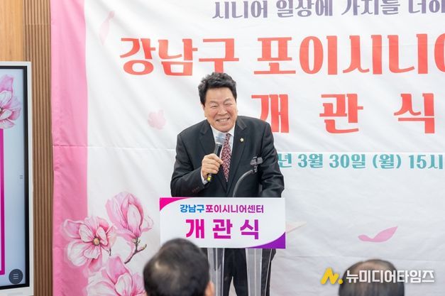개관식 행사에서 축사를 하는 이호귀 의장