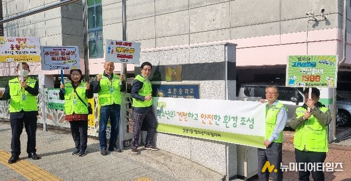 도봉구 쌍문1동 청소년지도위원들이 학교폭력예방 캠페인을 벌이고 있다