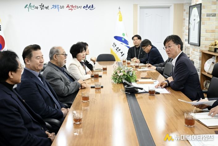 이민근 안산시장(사진 오른쪽 첫번째)이 3월 31일 안산시청에서 열린 '안산시 상인총연합회와의 간담회'에서 지역 상권 활성화 방안에 대해 논의하고 있다.