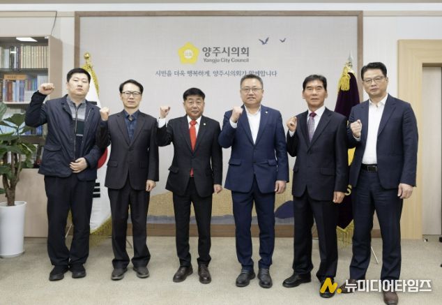 윤창철 양주시의회 의장이 정현호 결산검사 대표위원을 비롯한 결산검사 위원들과 함께 기념촬영을 하고 있다. 왼쪽부터 권태희 위원, 박건국 위원, 윤창철 의장, 정현호 대표위원, 백운찬 위원, 지후식 위원.