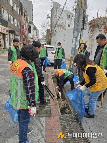 평택시 자율방재단, 호우 대비 빗물받이 집중 점검