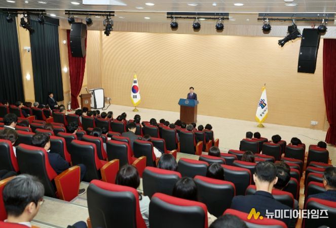 도교육청 사랑관 세미나실에서 4월 월례조회를 개최했다.