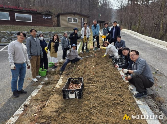 충주시시설관리공단, 식목일 맞이 문성자연휴양림 꽃 식재 행사 추진