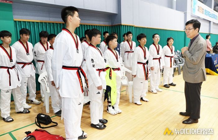 윤건영 충북교육감, 제55회 충청북도소년체육대회 경기장 찾아 선수단 격려