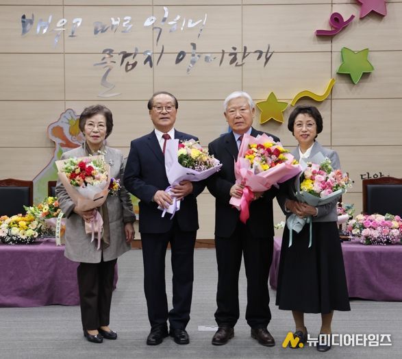 이취임식(왼쪽에서 두 번째 이덕흥 이임 회장, 세 번째 장용현 신임 회장)