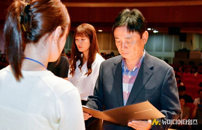 화천군과 화천군 인재육성재단이 올해 지역인재 지원을 대폭 강화한다. 사진은 지난해 열린 화천군 인재육성재단의 장학증서 수여식