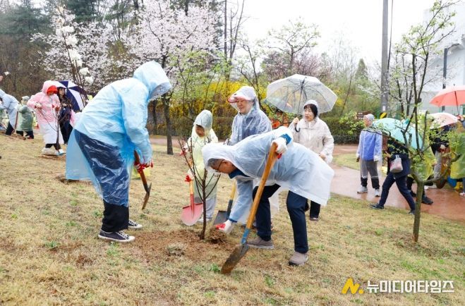 ‘금강소나무 식목행사’ 개최