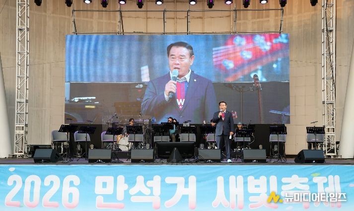 이재식 수원특례시의회 의장이 4일 만석공원에서 열린 ‘2026 만석거 새빛축제’ 개막식에 참석해 인사말을 하고 있다.