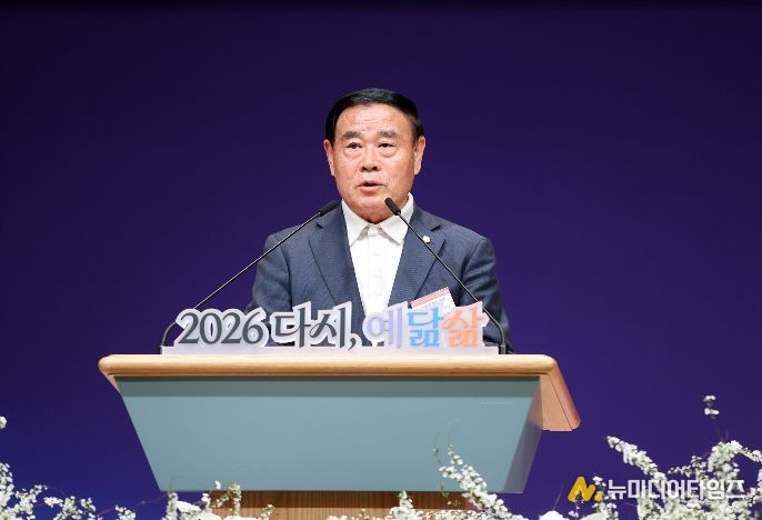 이재식 수원특례시의회 의장이 5일 중앙침례교회에서 열린 ‘2026 수원 부활절 대축제’ 연합예배에서 인사말을 하고 있다.