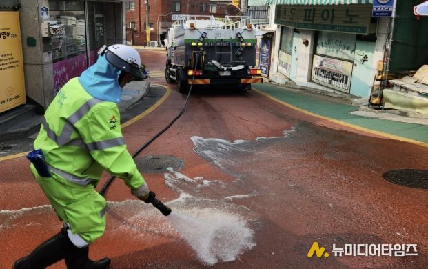 지난달 27일 학생 통학로에서 쓰레기를 수거하고 고압수를 사용한 물청소를 실시하고 있다