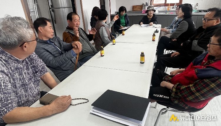 괴산군 감물면 거문마을에서 주민들이 아름다운 마을길 만들기 프로그램 운영 회의를 하고 있다