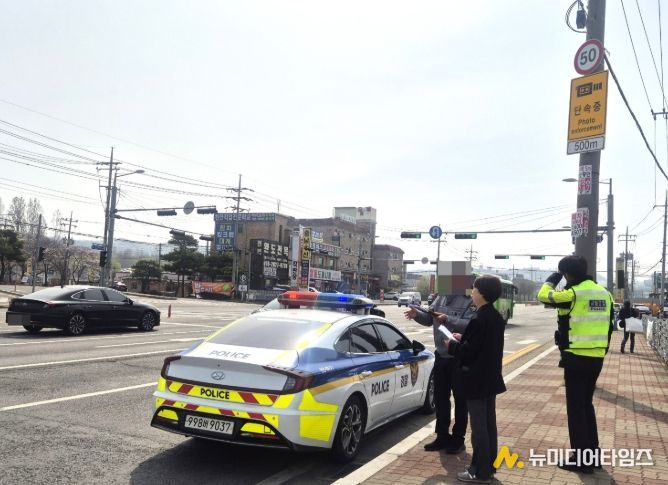 1. 천안시가 서북·동남경찰서와 함께 교통안전시설을 점검하고 있다.