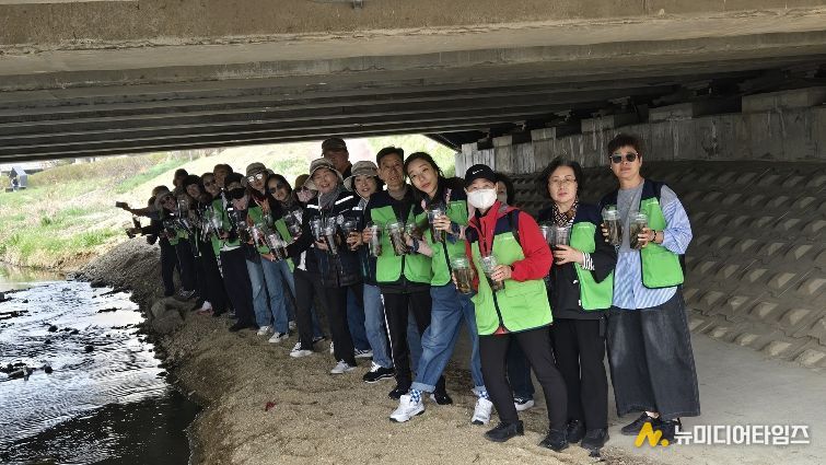 인천서구자원봉사센터, 공촌천서 수생생물 방류 및 환경정화 활동... 함께 살리는 하천