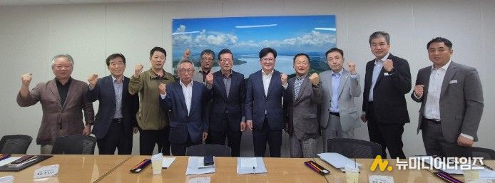 김병수 시장이 김포한강2콤팩트시티 내 대책위와 간담회를 갖고 있다.(2025.10.)