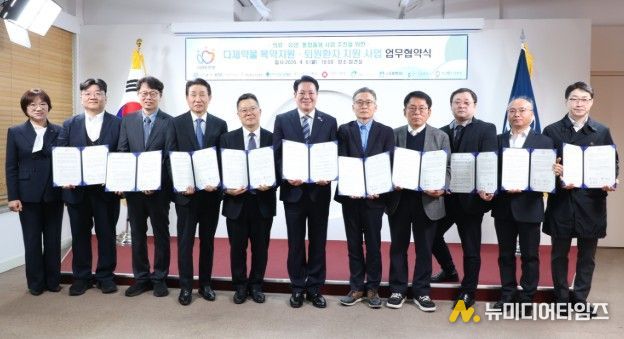 6일 오전 10시 시청 접견실에서 열린 다제 약물 복약 지원 퇴원 환자 지역 사회 연계 사업 업무 협약식에서 최대호 안양시장과 참석자들이 기념 사진을 찍고 있다