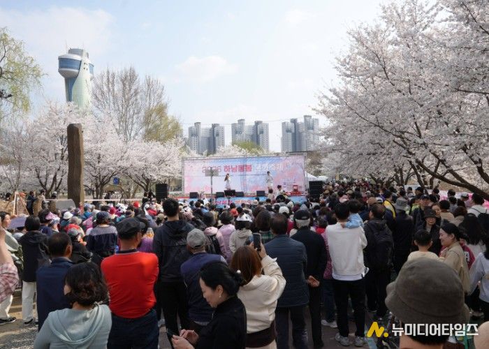 지난 4월 4일 당정뜰에서 열린 2026 하남봄봄 문화축제에 방문한 시민들이 공연을 즐기고 있다.