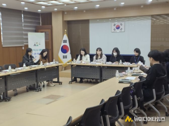 음봉면 행정복지센터에서 관계 기관 담당자들이 참석한 가운데 '고독사 예방 민·관 협의체' 1차 회의가 진행되고 있다.