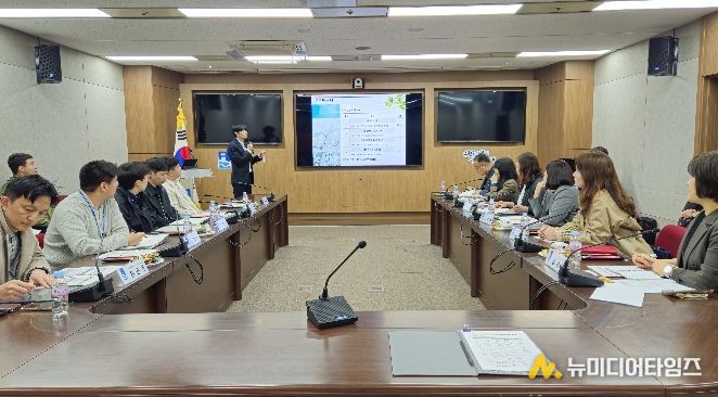 수원시가 ‘2026 교통안전 특별실태조사 과업설명회’를 개최하고 있다.