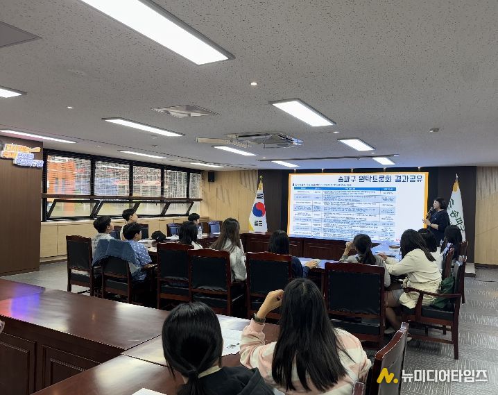 송파구 아동·청소년참여위원회 ‘푸른솔’ 위원들이 정책토론회(왼쪽)와 청소년의회(오른쪽) 활동에 참여하고 있다.