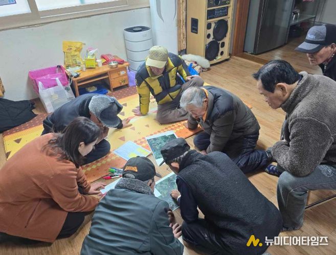 행복민원과 직원이 정산면 주민들을 대상으로 지명에 대한 의견을 수렴하고 있다.