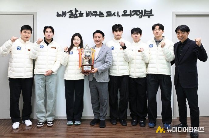 4월 7일 의정부시청 빙상팀이 시장실을 방문해 기념촬영을 하고 있다.