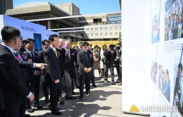 오세훈 서울시장이 7일(화) 열린 「제62회 한국보도사진전: 오늘의 보도사진, 내일의 역사가 되다」에서 전시를 관람하고 있다.