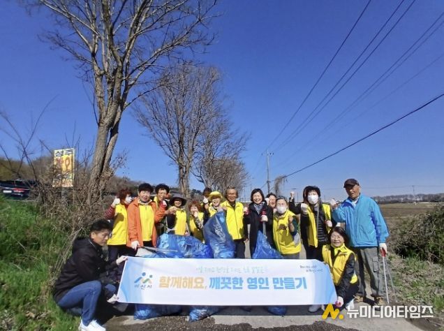 신운교차로 일대에서 도로변과 화단의 생활 쓰레기 및 방치 폐기물을 수거하는 환경 정화 활동을 펼치고 있다.