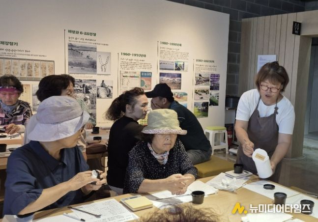 치유프로그램 진행하고 있는 모습(놀샘터농장)