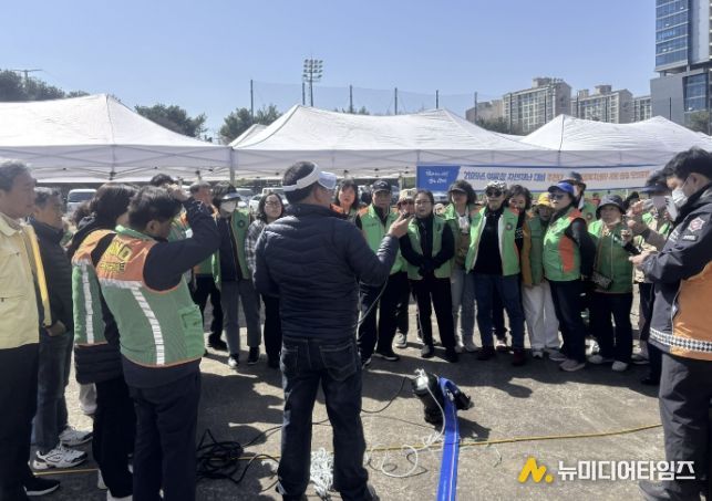 지난 7일 소하배수펌프장에서 여름철 풍수해 대비 수방 자재 작동 실습 교육이 진행 중이다.