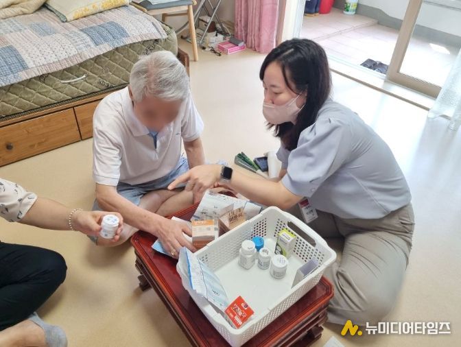 관악구 방문 약료 사업을 통해 다제약물 복용 어르신을 복약 지도하는 약사