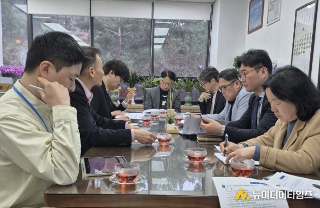 송문호 기획조정실장 주재로 열린 비상대책회의에서 민생 안전 대책을 검토하고 있다