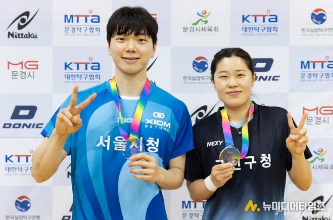 김예능(좌) 선수와 이다솜(우) 선수가 혼합복식 2위 입상 후 기념 촬영을 하고 있다