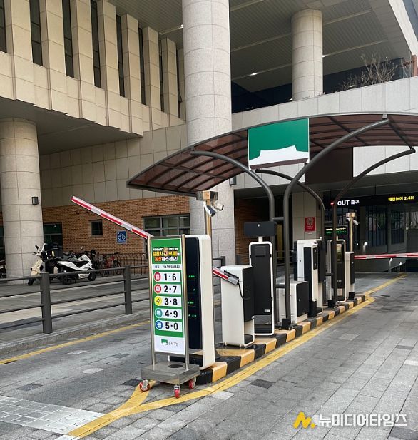 동작구청 주차장 앞에 설치된 차량 5부제 안내 배너