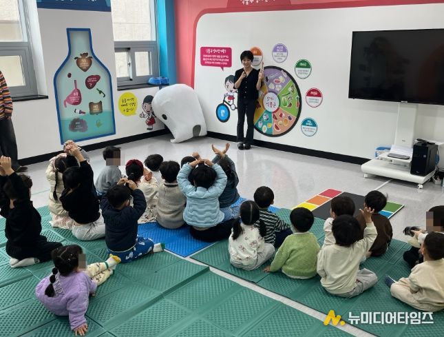 1. 천안시 성정건강생활지원센터가 어린이들에게 건강교육을 진행하고 있다.