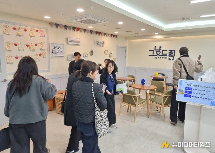 지자체 관계자들이 ‘그냥드림 온(溫) 라운지’ 공간 구성과 통합돌봄 운영 방식에 대한 현장 설명을 청취하고 있다