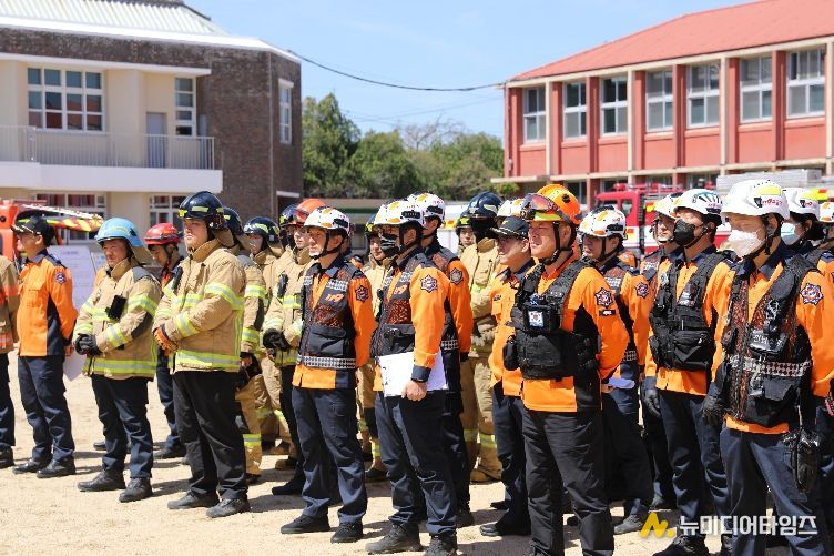 긴급구조종합훈련 사전훈련에 참여한 소방대원들이 훈련 결과를 공유하고 있다.