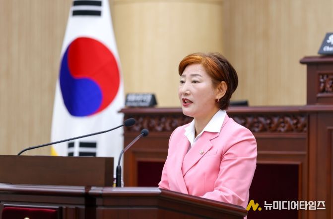 안산시의회가 9일 제302회 임시회 제3차 본회의에서 ‘말산업 클러스터 조성을 위한 과천 경마공원 안산시 이전 촉구 건의안’을 채택했다. 사진은 건의안을 대표 발의한 현옥순 의원이 이날 본회의장에서 제안설명을 하고 있는 모습.