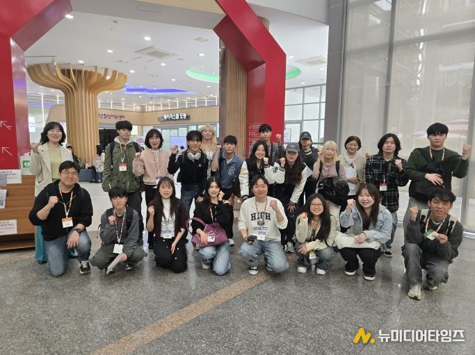 지난 4월 3일 ‘도봉-대학 ESD 한국외대 캠퍼스’ 수강생들이 도봉구 현장 탐방을 하고 기념사진을 찍고 있다.