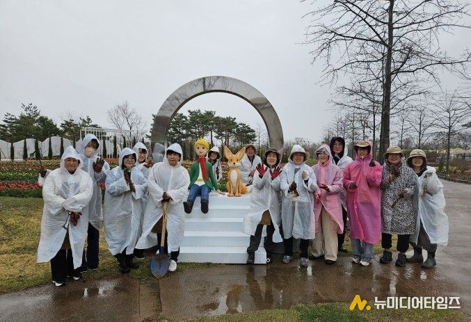 평택시민정원사, 봄비 속 봄꽃 심기로 정원에 생기 더해